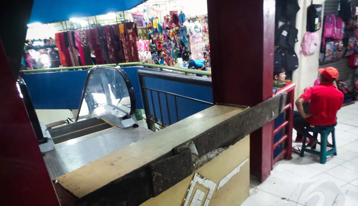 Seorang pedagang duduk disamping eskalator yang belum beroperasi di Pasar Blok G Tanah Abang, Jakarta, (26/8/2014). (Liputan6.com/Faizal Fanani)