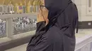 Meski telah pulang umrah, Zaskia Gotik tetap terlihat menutup auratnya dengan mengenakan hijab