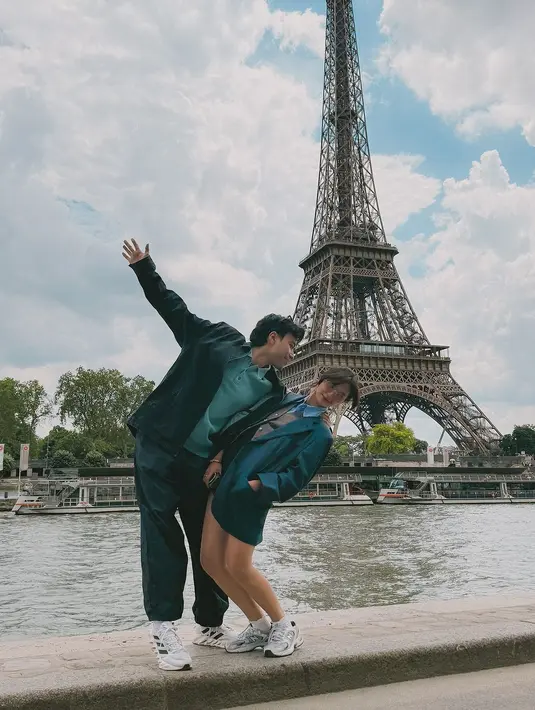 Sedangkan Sheila tampil bergaya smart casual dengan kemeja, vest, jas, dan celana pendeknya. [@vidialdiano]