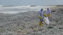 Tentara Angkatan Laut Sri Lanka menghilangkan puing-puing dari kapal kontainer MV X-Press Pearl yang terdampar di sebuah pantai di Kolombo, Jumat (28/5/2021). Kapal berbendera Singapura yang membawa 25 ton asam nitrat itu terbakar di lepas pantai Kolombo. (Ishara S. KODIKARA/AFP)