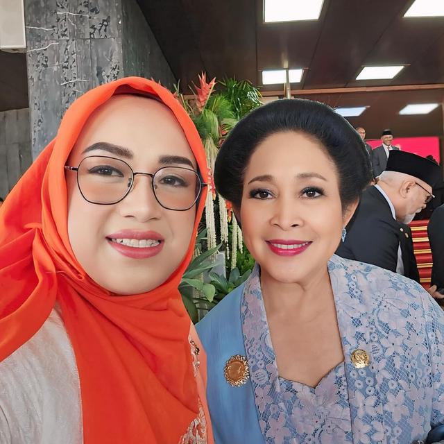6 Penampilan Titiek Soeharto di Pelantikan Prabowo, Dibandingkan dengan Selvi Ananda
