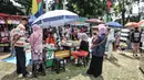 Antusiasme warga saat menghadiri Festival Condet 2022 di Lapangan Gedong, Condet Raya, Jakarta Timur, Minggu (4/9/2022). Selain UMKM kuliner dan pakaian Betawi, festival ini juga dimeriahkan dengan berbagai perlombaam seperti adzan, pencak silat, tari, hingga marawis.  (merdeka.com/Iqbal S. Nugroho)