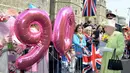 Ratu Inggris Elizabeth II berjalan menyapa warga saat merayakan ulang tahunnya yang ke-90  di kawasan Istana Windsor, Berkshire, Inggris (21/4/2016). (AFP PHOTO/John Stillwell)