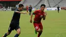 Pemain belakang timnas U-19 Singapura, Hairyl Muhaimin bin Abdul Rahim (kiri) berusaha menghalangi pergerakan penyerang timnas U-19 Indonesia, Justin Stephen saat berlaga di Stadion GBK Jakarta, (8/12/2014). (Liputan6.com/Helmi Fithriansyah)