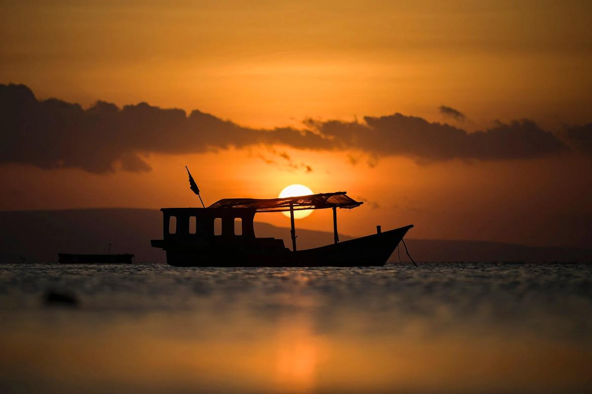 FOTO: Senja Pantai Walakiri Memikat Wisatawan di Sumba Timur