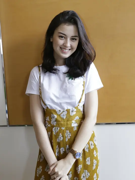 Penampilan Kimberly Ryder saat hadir di konferensi pers syukuran film Koki Koki Cilik 2 di MNC. Terlihat sangat santai dengan memakai baju kaus putih dan celana kuning bermotif bunga. (KapanLagi.com/Agus Apriyanto)
