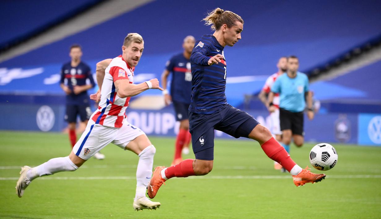 Penyerang Prancis, Antoine Griezmann, mengontrol bola saat menghadapi Kroasia pada laga UEFA Nations League di Stade de France, Prancis, Rabu (9/9/2020) dini hari WIB. Prancis menang 4-2 atas Kroasia. (AFP/Franck Fife)