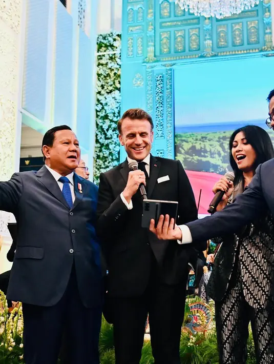 Seperti biasa, Anggun hanya pulas makeup minimalis yang memperlihatkan wajah cantik alami [@anggun_cipta]