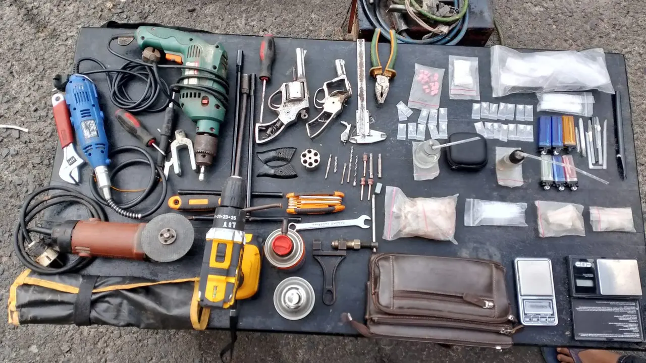 Barang bukti pengungkapan industri rumahan senjata rakitan di Lampung