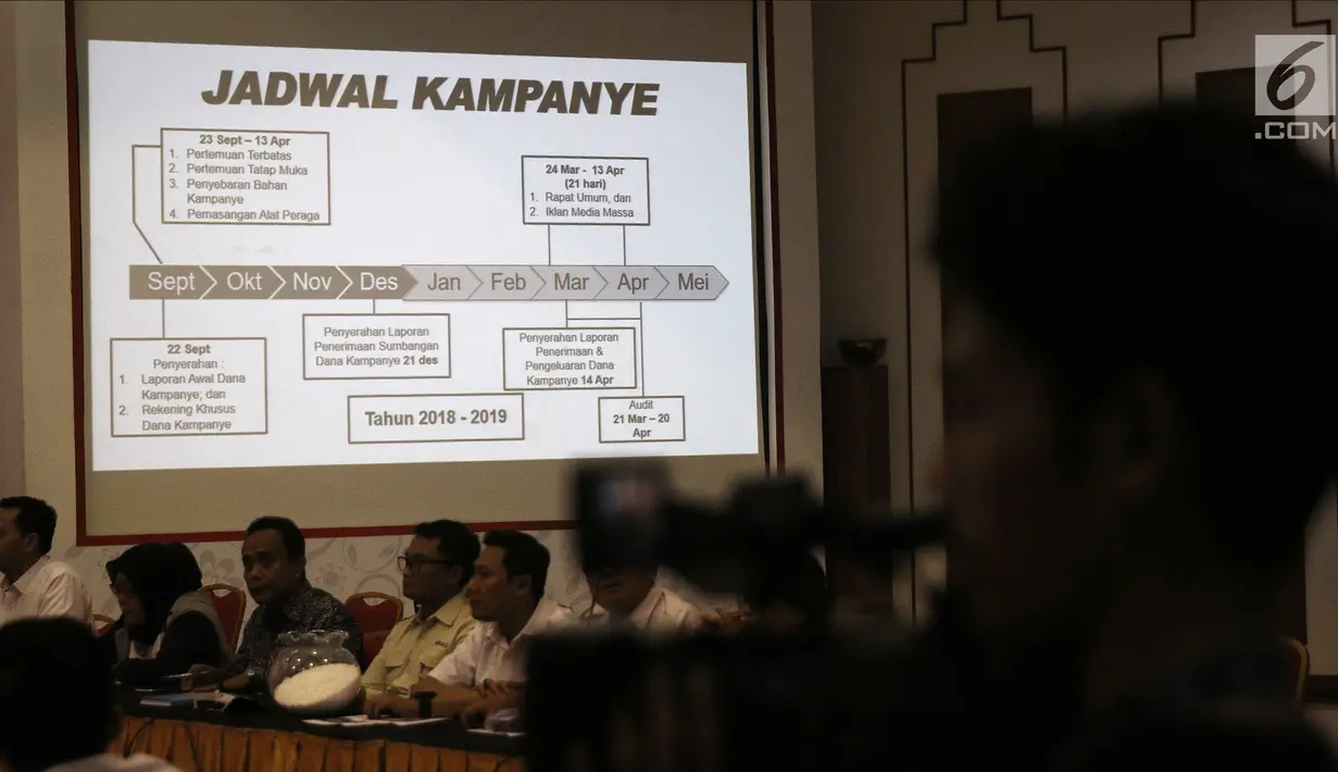 Suasana sosialisasi fasilitas alat peraga dan jadwal kampanye 2019 bagi peserta pemilu tingkat pusat di Gedung KPU, Jakarta, Kamis (30/8). Sosialisasi ini dihadiri oleh LO partai politik. (Liputan6.com/Herman Zakharia)