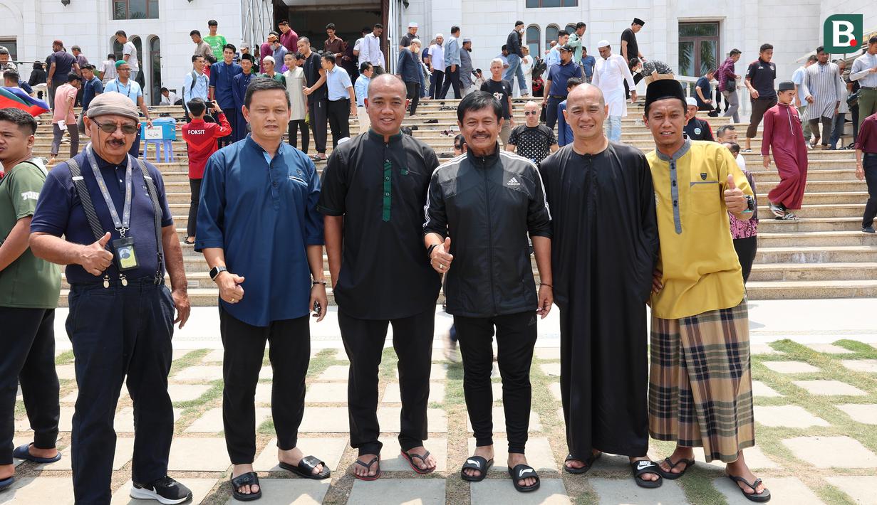 Pelatih kepala, Indra Sjafri (ketiga kanan), asisten pelatih, Yeyen Tumena (kedua kiri) dan Kurniawan Dwi Yulianto (kedua kanan) berfoto bersama tim ofisial Timnas Indonesia U-22 di depan Masjid Al Serkal, Phnom Penh, Kamboja, Jumat (5/5/2023) usai melaksanakan ibadah Salat Jumat di sela-sela SEA Games 2023 Kamboja. (Bola.com/Abdul Aziz)