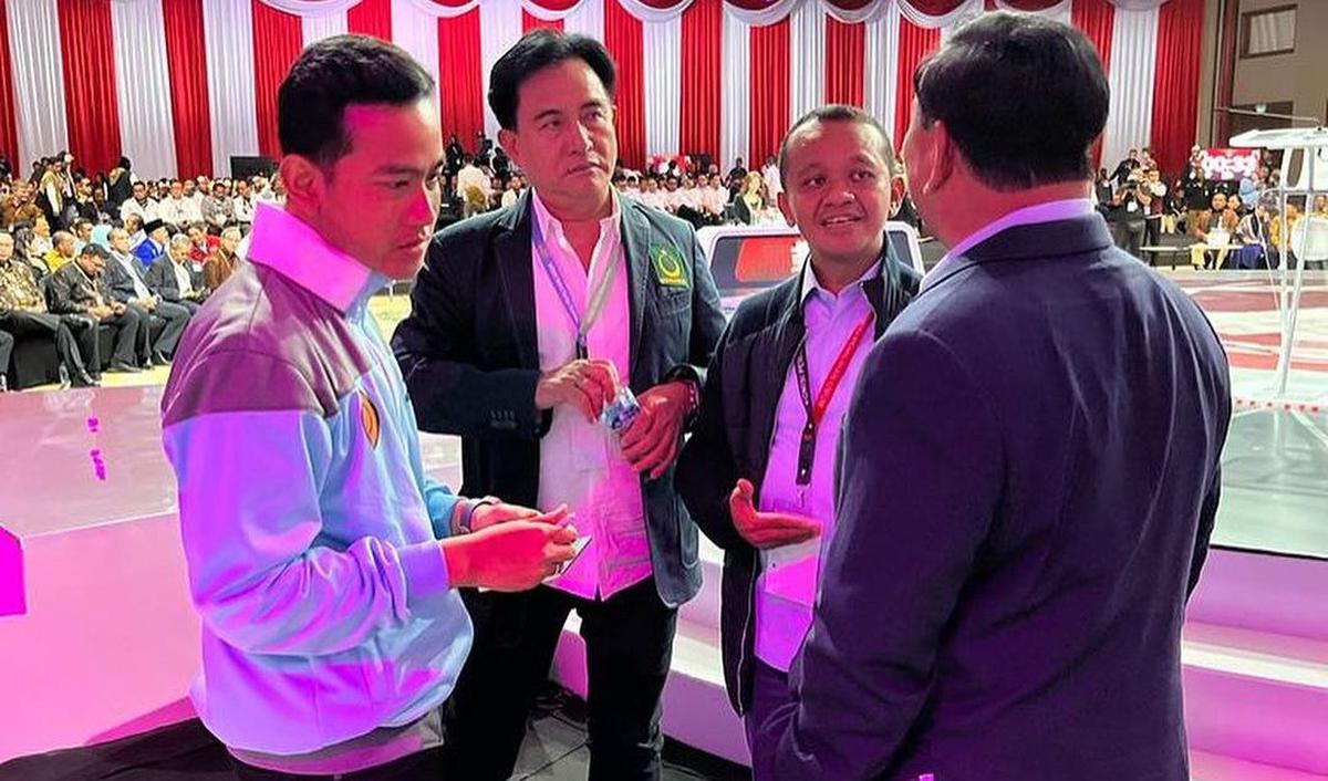 Bukan hanya dengan Prabowo saja, Gibran juga berdiskusi bersama Profesor Yusril Ihza Mahendra.<br>