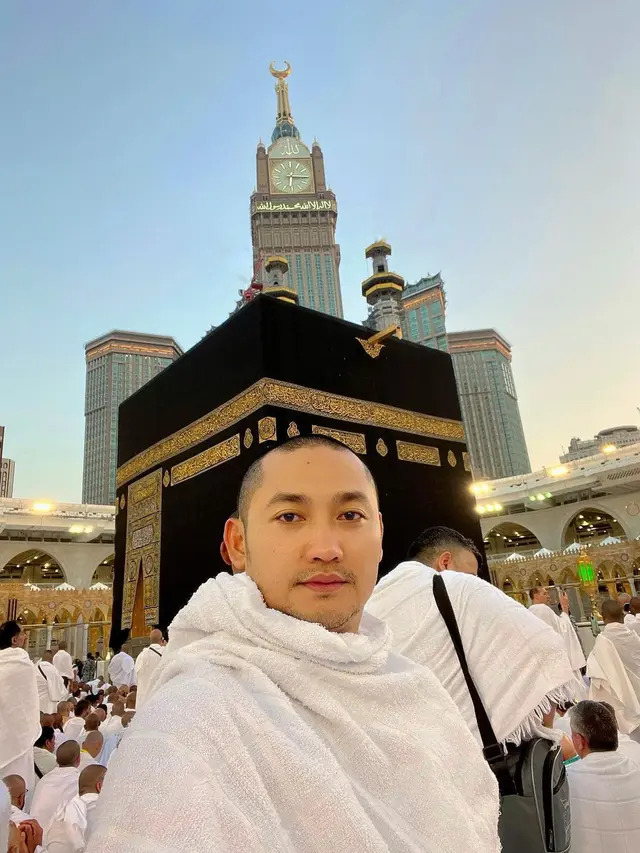 6 Potret Angga Wijaya Umrah Usai Cerai Dari Dewi Perssik, Unggah Foto Bareng Kekasih
