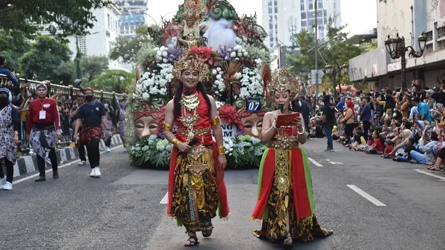 Surabaya Vaganza 2024 dipadati penonton di sepajang rute perjalanan. (Foto: Pemkot Surabaya)