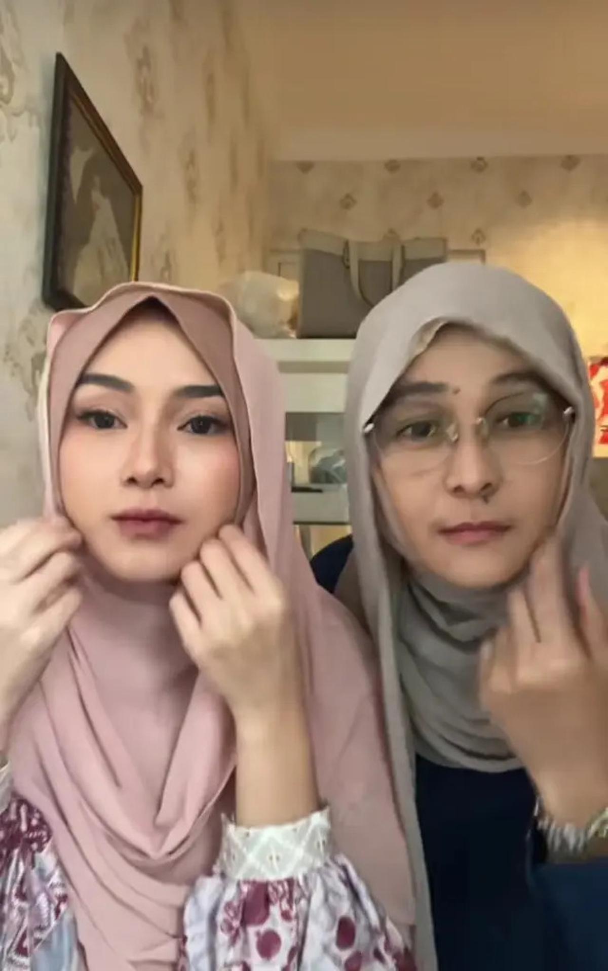 7 Potret Dara dan Mita Band Rock The Virgin Berhijab, Tampil Kalem