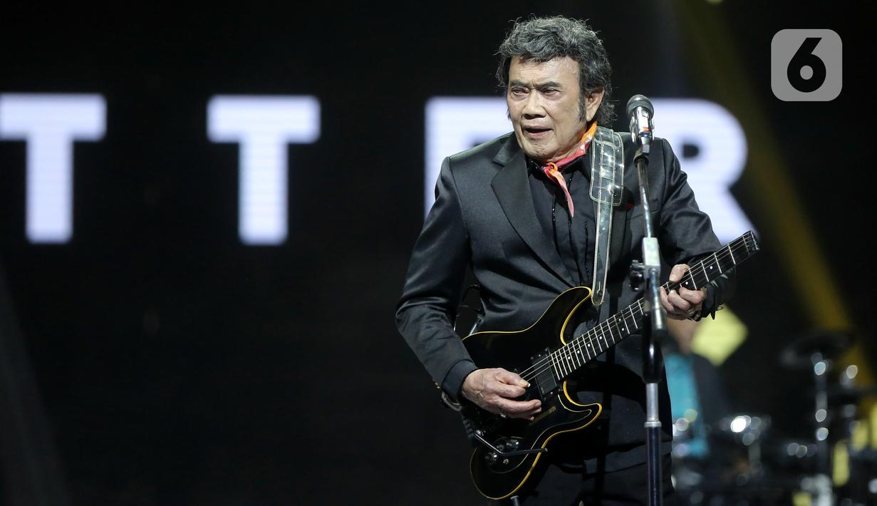 Penyanyi dangdut Rhoma Irama tampil pada acara HUT ke-28 Indosiar di Studio 6 EMTEK City, Jakarta, Rabu (11/1/2023). Rhoma Irama membawakan lagu berjudul "Butter" dari BTS dan duet bareng Menteri Pariwisata dan Ekonomi Kreatif Sandiaga Uno serta Gubernur Jawa Barat Ridwal Kamil saat membawakan lagu berjudul "275 Juta". (Fimela.com/Bambang E. Ros)