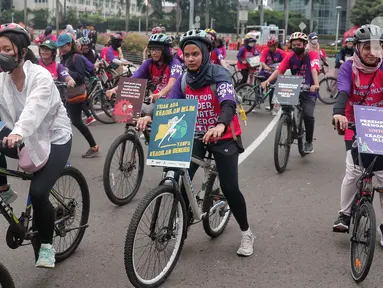 Aktivis dari berbagai penggiat lingkungan melakukan aksi damai di Hari Bebas Kendaraan (Car Free Days) di kawasan Bundaran HI, Jakarta,  Minggu (12/3/2023). Selain memperingati Hari Perempuan Internasional, aksi Women Pedal for People Planet tersebut dilakukan guna mengajak masyarakat untuk melakukan perlawanan terhadap krisis iklim yang berdampak pada kehidupan manusia dan ekologi. (Liputan6.com/Angga Yuniar)