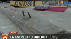 Ke-enam orang pengemudi ojek online tampak dengan menggunakan kayu, batu, hingga senjata tajam memukuli korban berinisial DA dan TI.