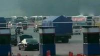Mobil angkutan umum terbakar saat sedang membawa 9 penumpang. Selain itu, arus lalu lintas di tol Cikopo - Palimanan arah Jakarta lancar.
