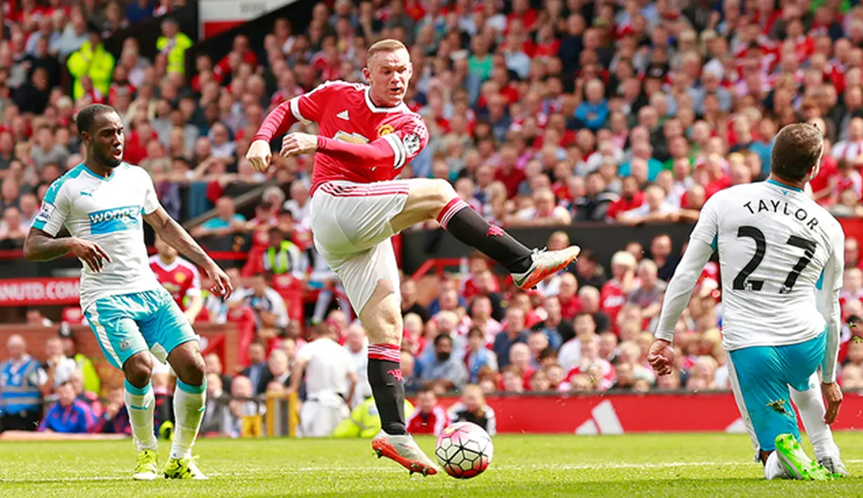 Penyerang MU, Wayne Rooney menendang bola ke arah gawang Newcastle pada laga Liga Inggris di Stadion Old Trafford, Inggris, Sabtu (22/8/2015). Pertandingan berakhir imbang 1-1. (Action Images via Reuters/Jason Cairnduff)