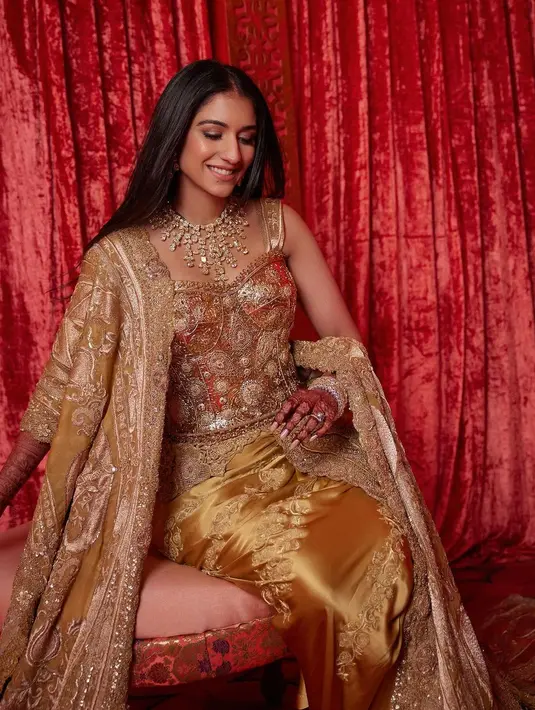 Rambutnya ditata rapi dengan menonjolkan riasan pengantin yang terbilang halus. [@rheakapoor]