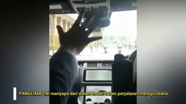 Ratusan anggota Polri memberi hormat ke Panglima TNI yang tengah menuju Istana Merdeka, Selasa 5 Oktober 2021. (Instagram @puspentni)