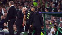 Pelatih Real Madrid Carlo Ancelotti (kiri tengah) bereaksi ketika pemain Real Madrid Karim Benzema berjalan keluar setelah diganti saat melawan Celtic pada pertandingan sepak bola Grup F Liga Champions di Celtic Park, Glasgow, Skotlandia, 6 September 2022. Real Madrid mengalahkan Celtic dengan skor 3-0. (AP Photo/Scott Heppell)