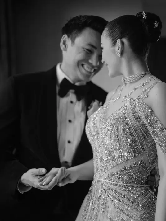 Gaun pengantin spektakuler dari TEXSAVERIO Privé tersebut memiliki train yang ikonis dengan kalung choker yang sedang tren [@iluminen]