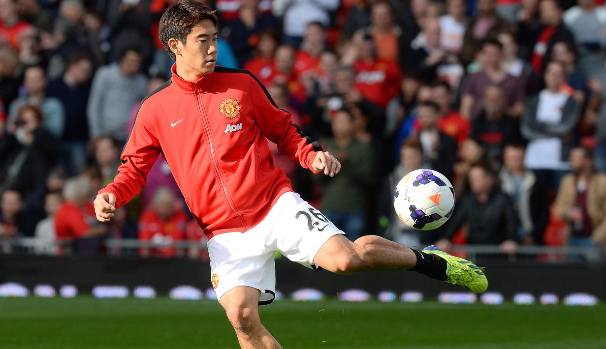 Kiper Manchester United, Anders Lindegaard saat melakukan pemanasan jelang melawan Bayern Munchen pada Liga Champions. Nomor 13 yang di gunakan Lindegaard hingga saat ini masih menganggur. (AFP/Johannes Eisele)