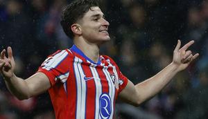 Julian Alvarez merayakan gol pada laga Athletic Bilbao vs Atletico Madrid di pekan ke-26 La Liga 2024/2025 (c) Ofisial X LALIGA