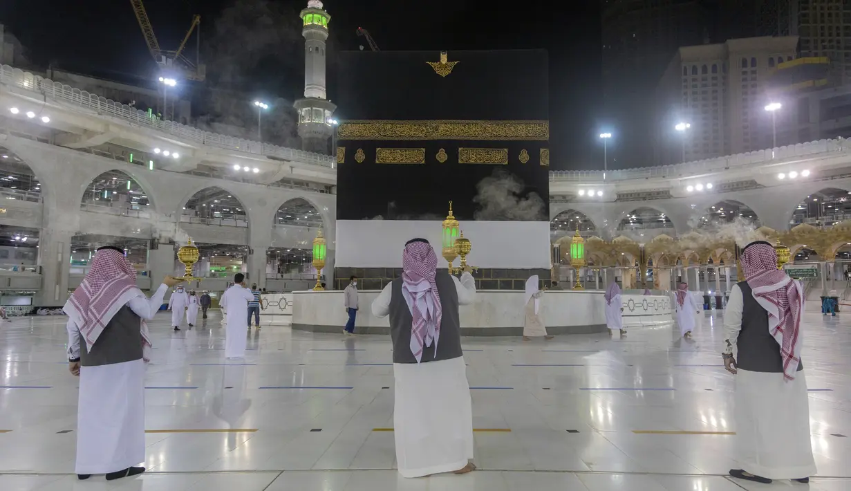 Sejumlah pria membakar dupa di sekitar Ka’bah, Masjidil Haram, Makkah, Arab Saudi, Minggu (26/7/2020). Karena pandemi COVID-19, Arab Saudi membatasi jumlah jemaah haji tahun ini hanya untuk sekitar 1.000 orang. (Saudi Ministry of Media via AP)