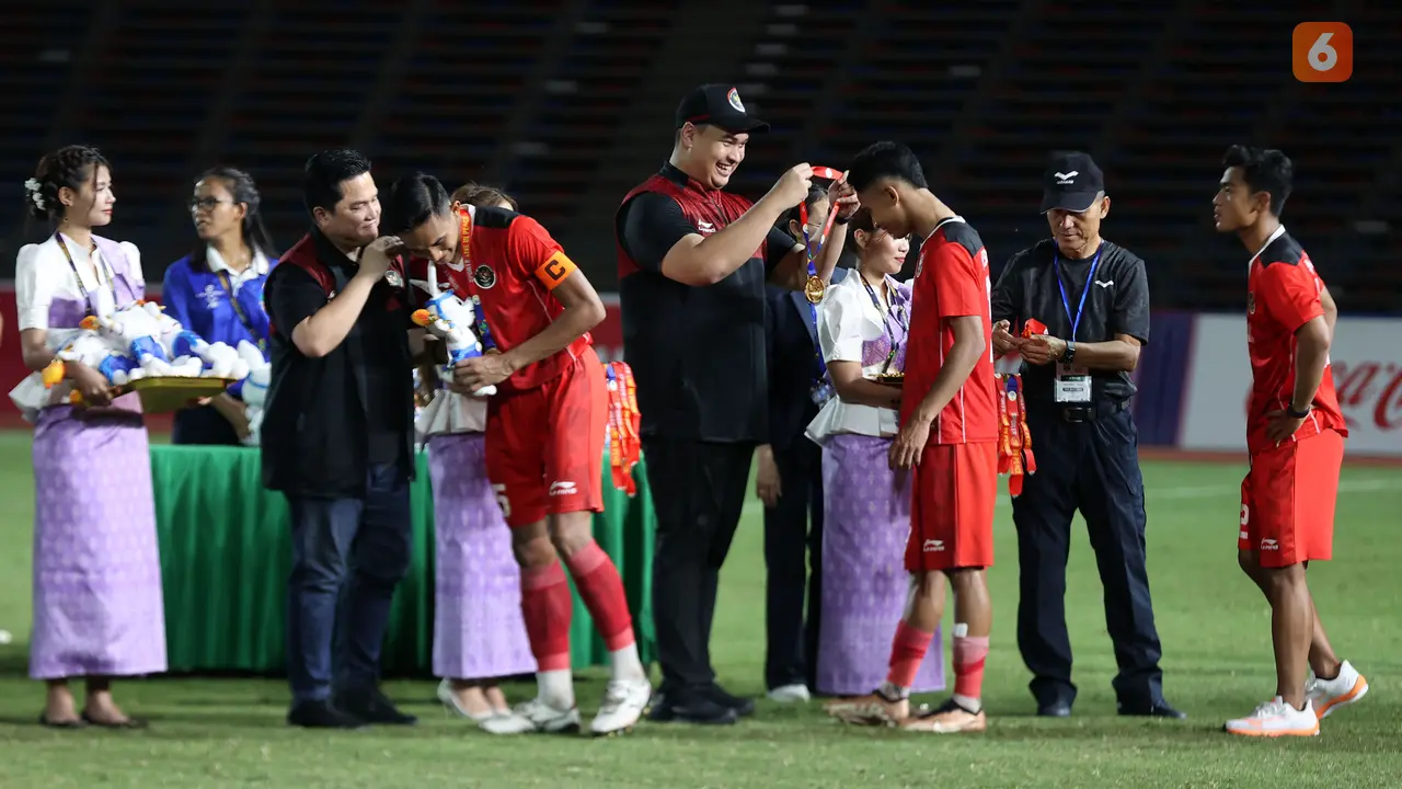 Foto: Membanggakan, Momen Timnas Indonesia U-22 Merayakan Medali Emas SEA Games 2023 di Podium