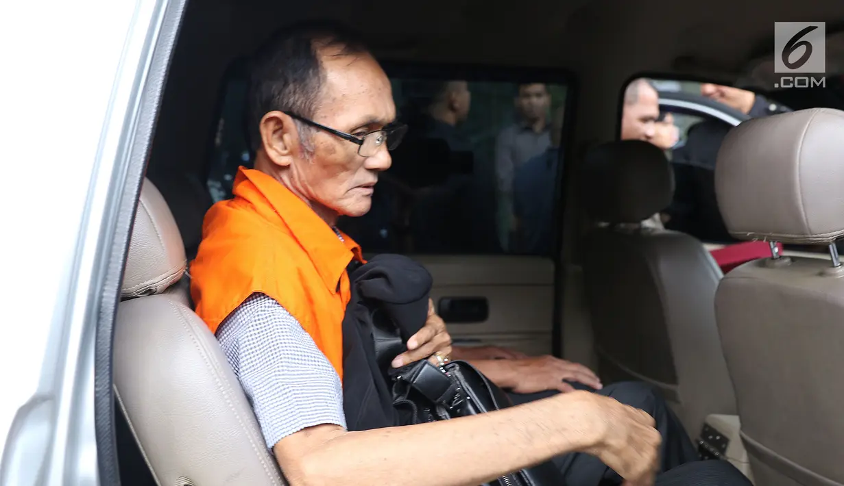 Mantan anggota DPRD Sumut 2009-2014, Elezaro Duha duduk di mobil tahanan usai menjalani pemeriksaan di Gedung KPK, Jakarta, Selasa (7/8). Elezaro Duha, tersangka penerima suap persetujuan LPJ Pemprov Sumut TA 2012-2014. (Liputan6.com/Helmi Fithriansyah)