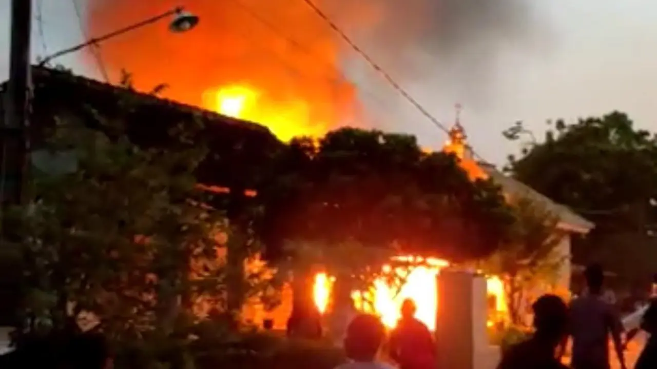 Sebuah toko kelontong dan rumah milik warga Tuban habis terbakar. (Istimewa)