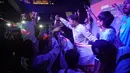Fans Manchester City berpesta merayakan gelar juara Liga Inggris saat acara Roaring Night di Treehaus Bar Kemang, Jakarta, Minggu (19/5/2024). (Bola.com/Syahkist Afi Daib)