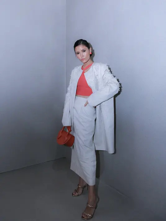 Sapto Djojokartiko baru saja menggelar show untuk koleksi musim semi-musim panas 2024nya. Sederet artis terlihat menghadiri acara ini, tampil sempurna dalam balutan rancangan Sapto. Titi Radjo Padmaja tampil memukau dengan inner dengan aksen halter-neck berwarna pink, dipadu dengan outer dan midi skirt putih yang serasi. [Foto: Document/FIMELA]