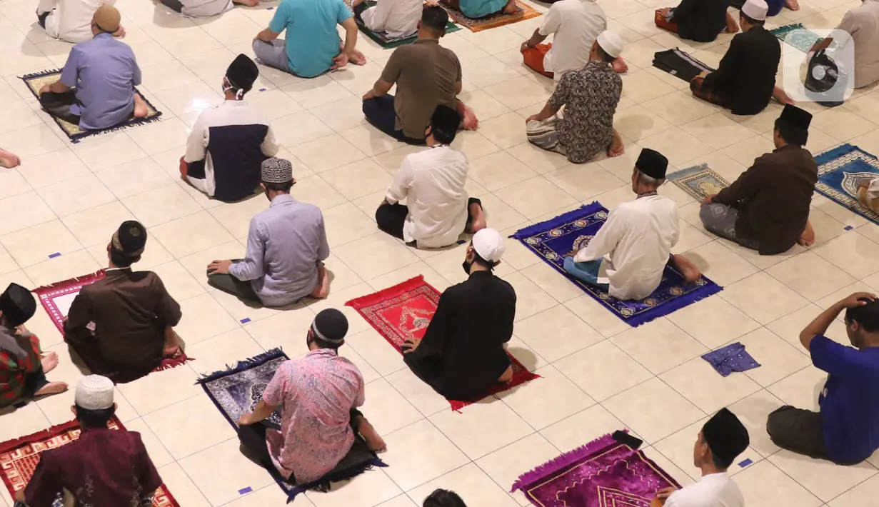 Jemaah melaksanakan salat tarawih pertama Ramadan 1441 Hijriah di Masjid Jami Al Ma'wa, Karang Tengah, Tangerang, Banten, Kamis (23/42020). Warga melaksanakan salat tarawih berjemaah dengan menerapkan physical distancing untuk mencegah penyebaran virus corona COVID-19. (Liputan6.com/Angga Yuniar)