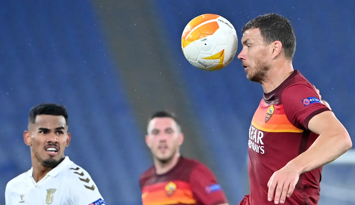 Edin Dzeko. Manchester United hampir mendapatkan Edin Dzeko pada Januari lalu. Sang pemain diketahui memiliki hubungan yang tidak harmonis dengan manajer tim AS Roma Paulo Fonseca. Diprediksi bakal mudah beradaptasi menggantikan Edinson Cavani. (AFP/Alberto Pizzoli)