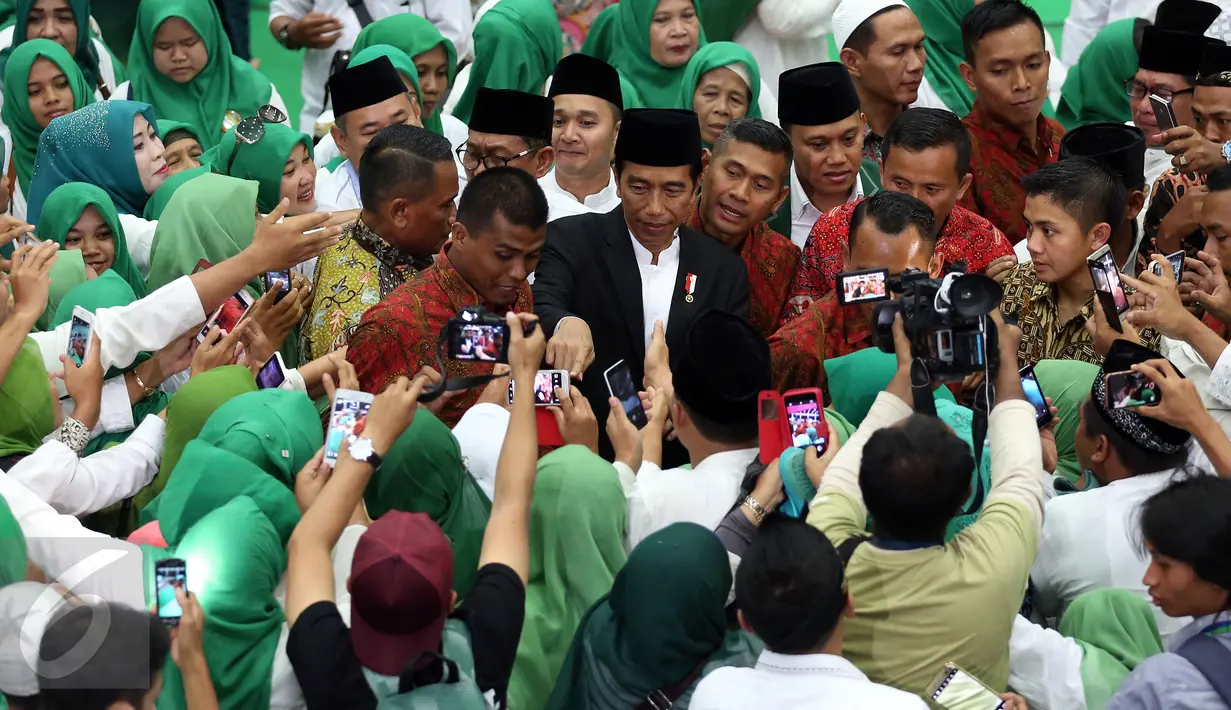 Presiden RI Joko Widodo bersalaman dengan para tamu saat menghadiri acara Silaturahim Ulama Rakyat di Ancol, Jakarta, Sabtu (12/11). Acara tersebut di hadiri 10.000 umat muslim untuk berdoa bagi keselamatan Bangsa Indonesia. (Liputan6.com/Johan Tallo)