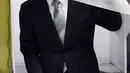 Calon presiden Korea Selatan dari Partai Rakyat, Ahn Cheol-soo keluar dari bilik suara di sebuah TPS di Seoul, Selasa (9/5). Warga Korsel menggunakan hak suaranya untuk memilih presiden baru setelah pemakzulan Park Geun-hye. (Han Jong-chan/Yonhap via AP)