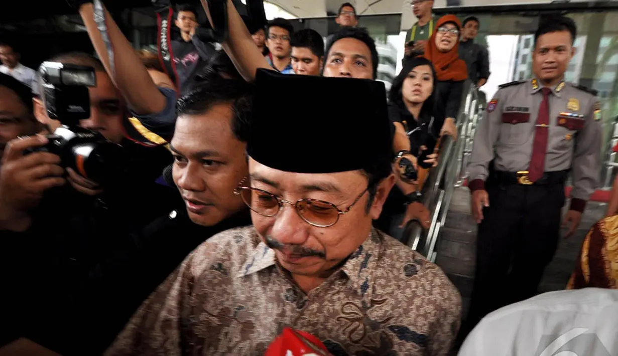 Waryono Karno diperiksa dalam perkara dugaan tindak pidana korupsi kegiatan sosialisasi, sepeda sehat, dan perawatan Gedung Kantor ESDM, Jakarta, Jumat (12/12/2014). (Liputan6.com/Miftahul Hayat)