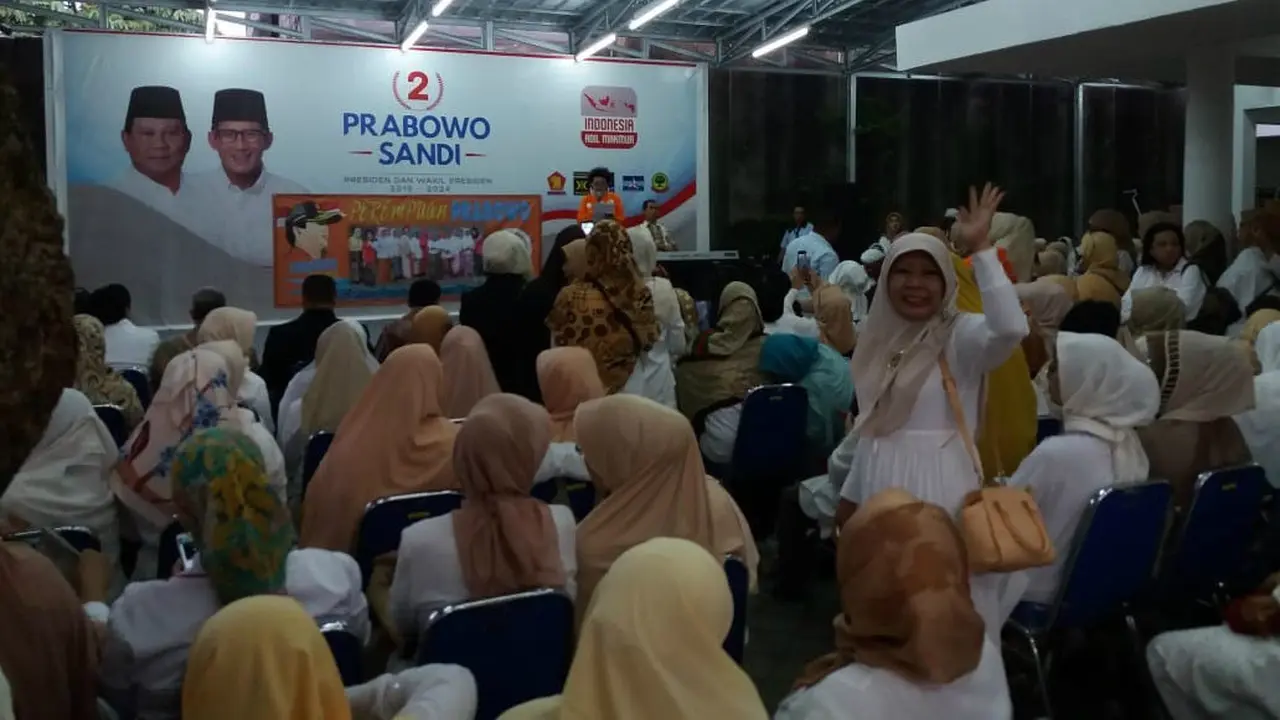 Ratusan perempuan menyatakan dukungan kepada pasangan capres dan cawapres 2019 Prabowo Subianto-Sandiaga Uno.