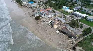 Pandangan dari udara menunjukkan sebagian rumah terguling ke pantai setelah Badai Nicole mendarat di Pantai Daytona, Florida (10/11/2022). Badai Nicoler datang ke darat sebagai badai Kategori 1 sebelum melemah menjadi badai tropis saat bergerak melintasi negara bagian. (Joe Raedle/Getty Images/AFP)