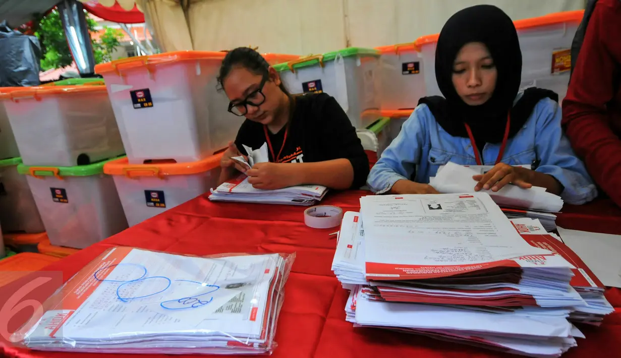 Relawan TemanAhok memeriksa data KTP dukungan warga Jakarta kepada bakal calon Gubernur DKI Basuki Tjahaja 'Ahok' Purnama di Sekretariat Teman Ahok, Jakarta, Minggu (19/6). TemanAhok berhasil mengumpulkan satu juta KTP. (Liputan6.com/Yoppy Renato)