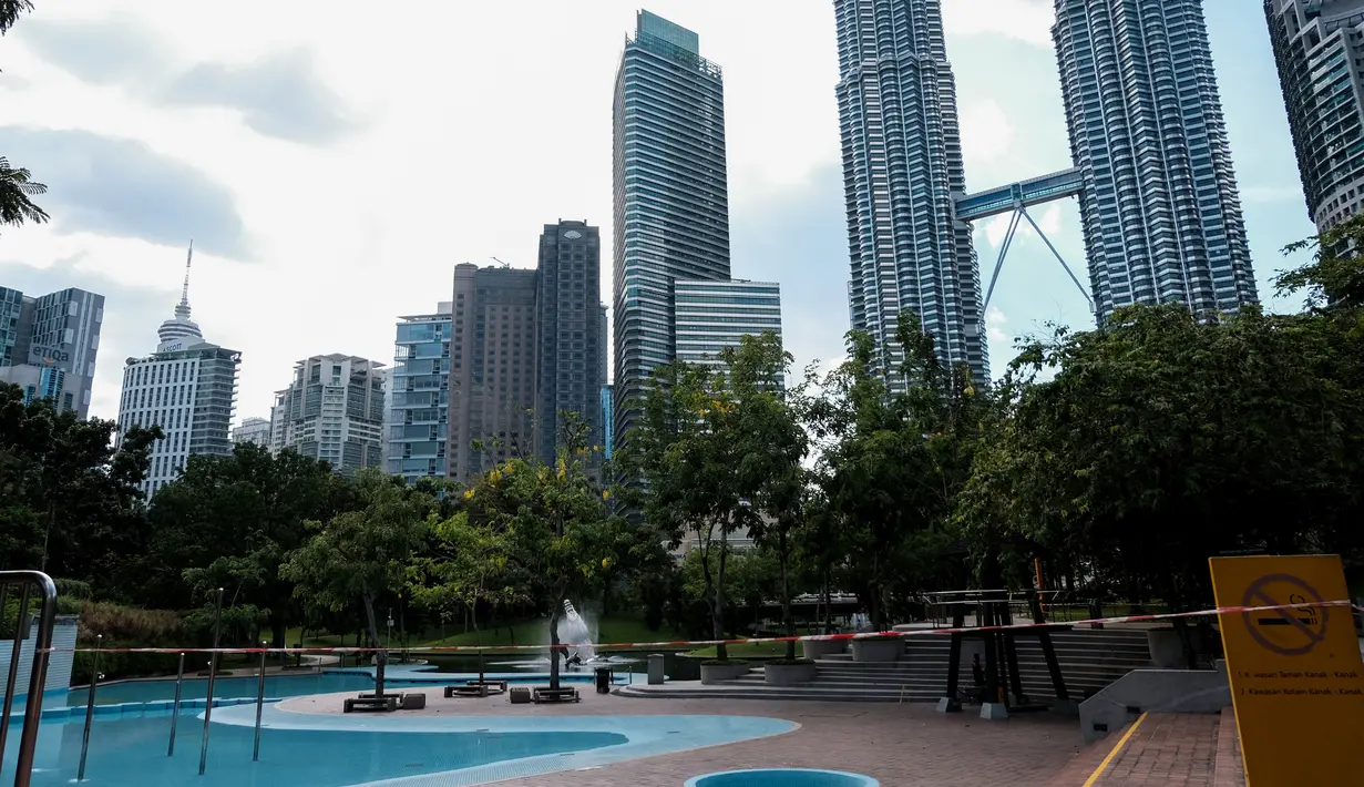 Sebuah kolam publik ditutup karena kekhawatiran penyebaran virus corona COVID-19 di Kuala Lumpur, Malaysia, Senin (16/3/2020). Malaysia memberlakukan lockdown nasional dimulai pada 18 Maret hingga 31 Maret 2020. (Syaiful REDZUAN/AFP)