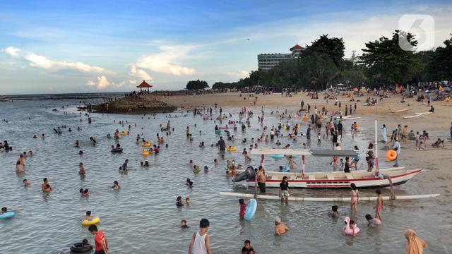 Pantai Sanur Dipadati Wisatawan
