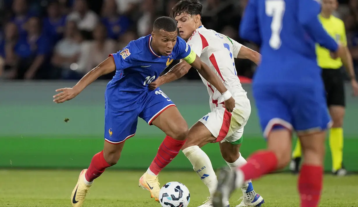 Berkat hasil ini, Italia kini menduduki puncak tabel klasemen bersama Belgia yang di laga lainnya sukses mengalahkan Israel juga dengan skor 3-1.  (AP Photo/Michel Euler)