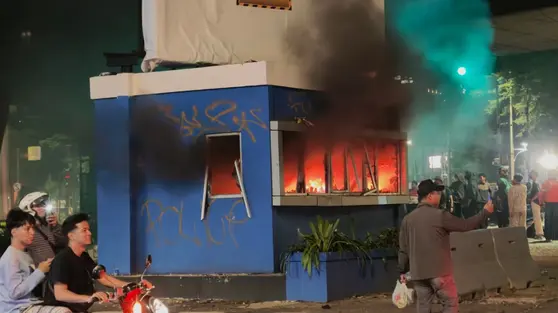 Respons Polisi Usai Pos Slipi Kembali Dibakar Massa