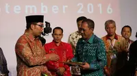 Walikota Bandung Ridwan Kamil (kiri) di sela-sela Indonesia Smart City Forum 2016 di Bandung. (Liputan6.com/Muhammad sufyan Abdurrahman)