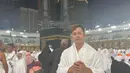 Selama di Tanah Suci, pria 37 tahun itu juga membagikan beberapa kegiatannya.  Baik saat jalan-jalan atau saat sedang bagi-bagi takjil.Tidak sendiri, Kiki menjalankan ibadah bersama  teman selebriti Bobby Tince. [Instagram/kikifarrel_]